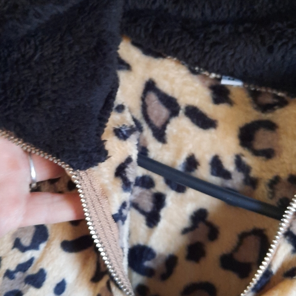 Last 1 leopard animal print two-tone pullover top - Picture 5 of 9